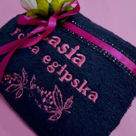 czarny ręcznik z imieniem na prezent